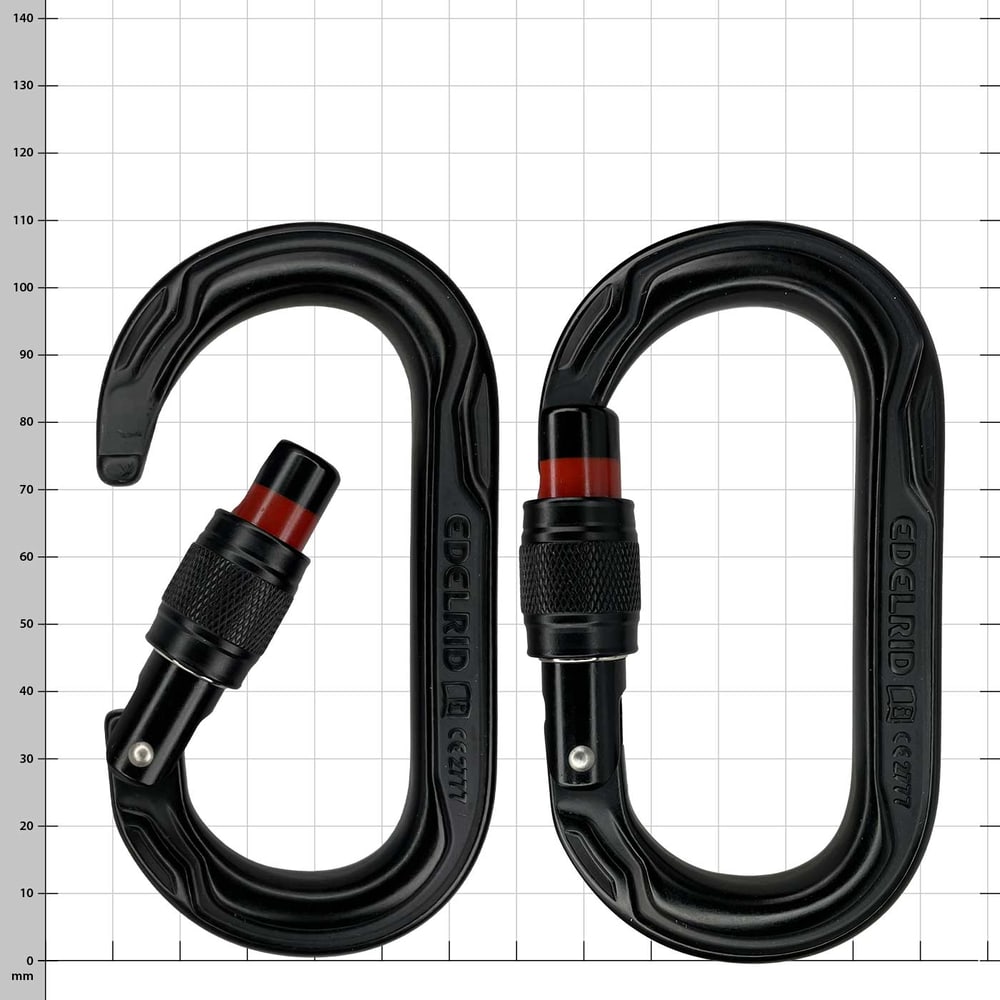 Oval Power 2500 Screw d’Edelrid, deux mousquetons ovales noirs, l’un ouvert avec bague de retenue rouge, l’autre fermé, tous deux avec capuchon à vis et moletage fin sur la culasse