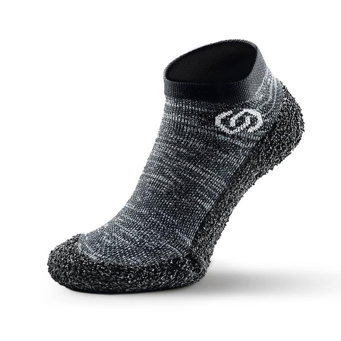 Chaussette grise Skinners avec semelle caoutchoutée noire et logo blanc
