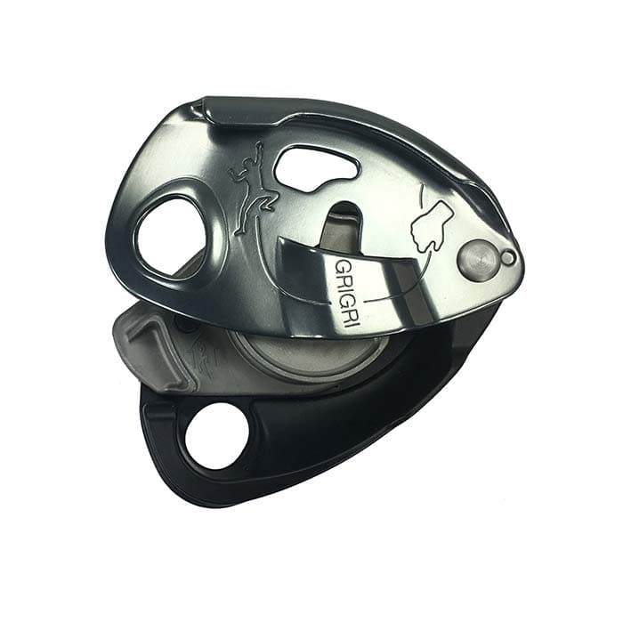 Vue dégagée de l’aire de jeux Grigri de Petzl en métal noir avec mécanisme interne visible