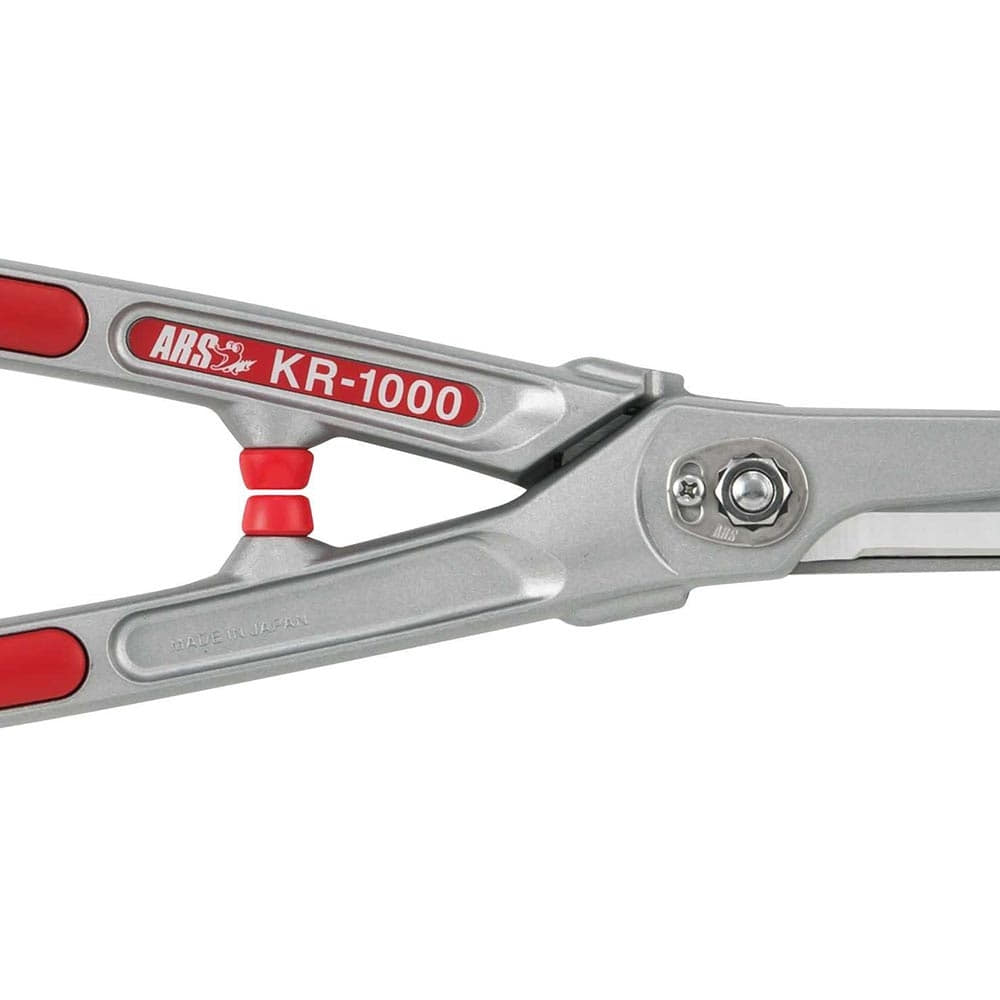 Détail de l’articulation et du logo ARS KR-1000 rouge sur la poignée argentée du taille-haie
