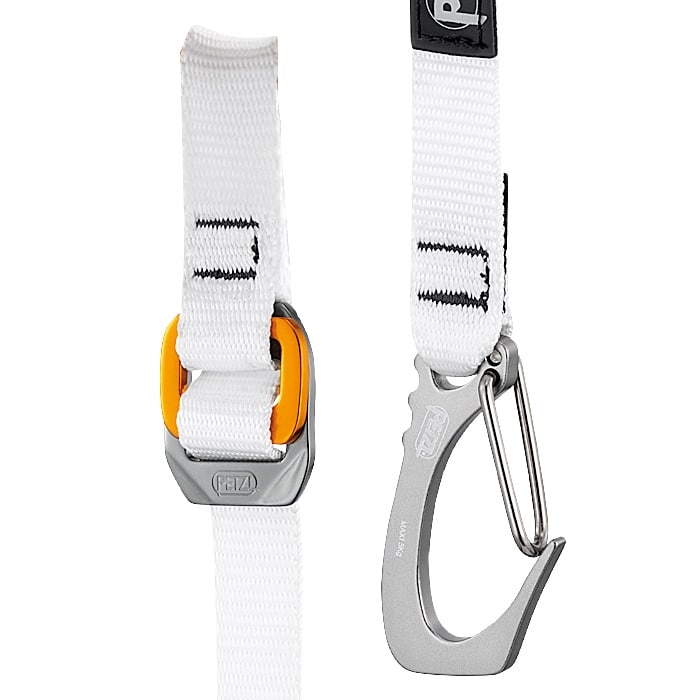 Gros plan de la bande inférieure de la pince de remontée du genou Petzl, montrant la bande blanche avec une pince gris orangé et un mousqueton en métal argenté avec fermoir à ressort.