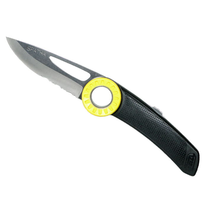 Couteau pliant Petzl Spatha avec manche noir, anneau jaune et lame partiellement dentée, lame inscription « SPATHA »