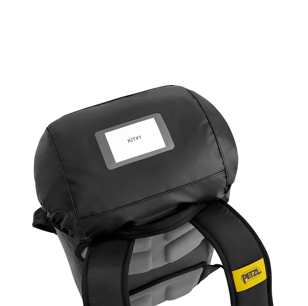 Haut du sac à dos Petzl Transport 30 avec fenêtre de visualisation et logo Petzl jaune sur le support