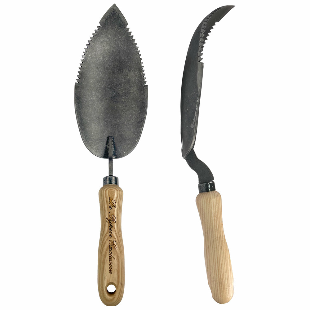 Pelle de jardin Root Ranger avec lame en métal dentelée et manche en bois avec lettrage exclusif De Hyppee, vue de face et de côté