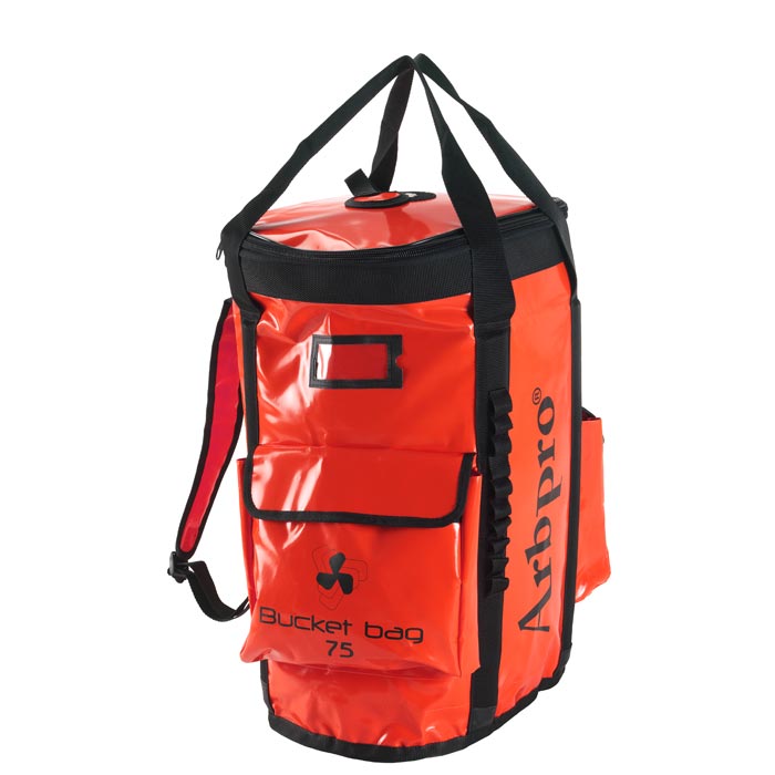 Sac à dos seau 75 d’Arbpro en rouge avec bord noir, poignées de transport, bretelles et poche avant avec rabat