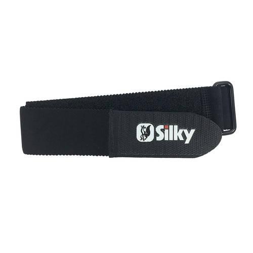 Bretelles de jambe Silky en noir avec logo Silky sur une étiquette rectangulaire en tissu, posées à plat avec boucle sur le côté droit