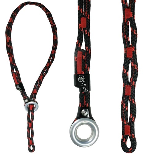 Corde noire et rouge avec anneau en métal et élément en plastique avec l’inscription SnakeTail, en trois vues côte à côte