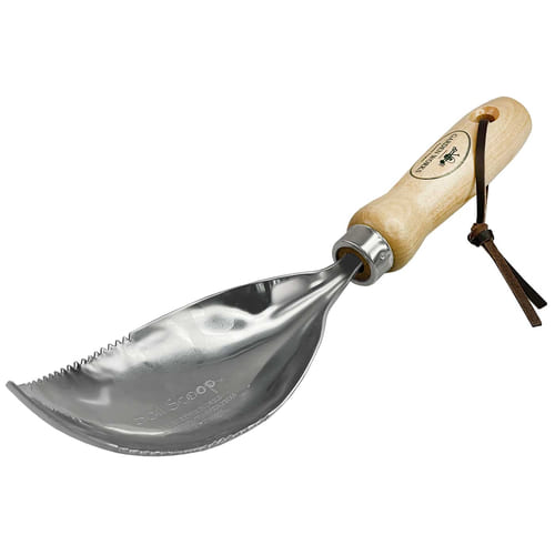 Pelle à terre avec manche en bois et lame en métal, bord de la lame denté, une sangle en cuir sur le manche