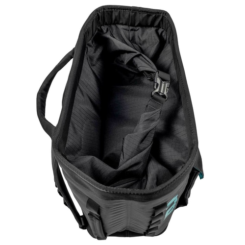 Vue d’en haut dans le sac d’approche noir avec intérieur ouvert et sangle réglable avec boucle