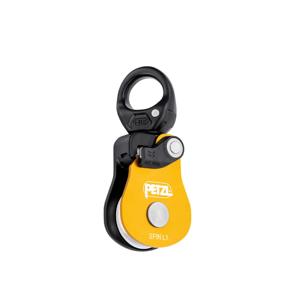Poulie Petzl Spin L1 jaune et noire avec logo Petzl blanc et lettrage Spin L1 sur le devant