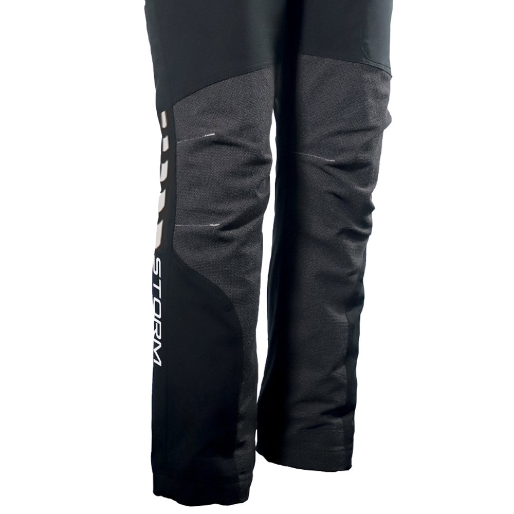 Pantalon de travail Arborflex Skins Storm noir avec genoux renforcés et inscription « Storm » sur le côté, vu d’en bas