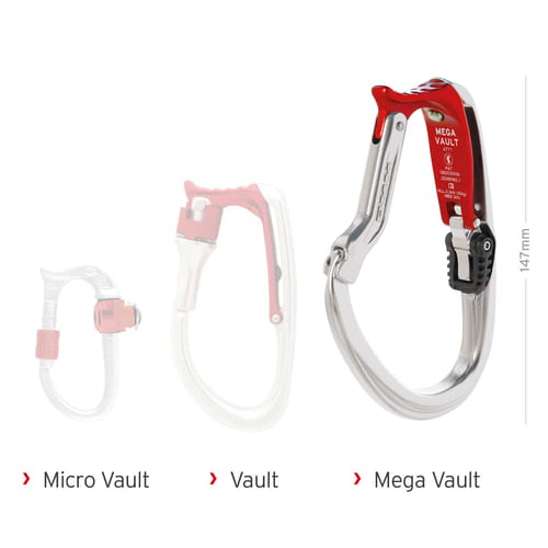 Photo de comparaison avec trois mousquetons, à gauche Micro Vault, au milieu Vault, à droite Mega Vault en argent et rouge avec nom du produit et indication de taille 147 mm