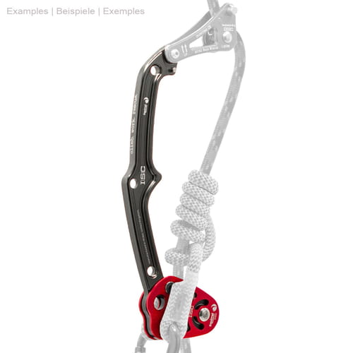 Squirrel Tether, dispositif d’escalade avec bras en métal noir et bloc en aluminium rouge auquel une corde grise avec des nœuds est attachée, des parties de la corde et d’autres équipements sont cachés.