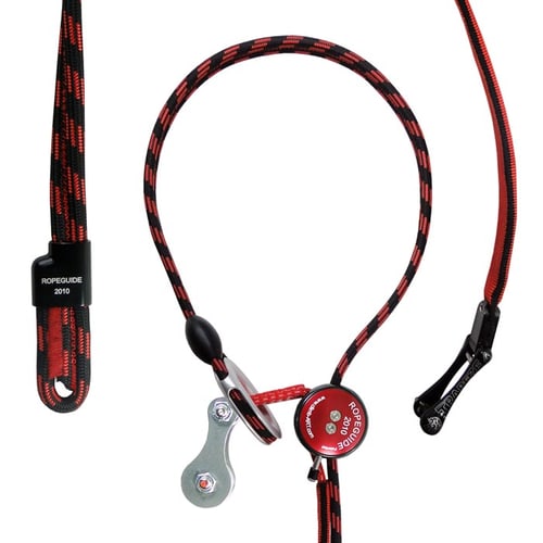 Poulie RopeGuide 2010 Link 2 avec corde rouge et noire, gros plan avec pièces métalliques et clip noir
