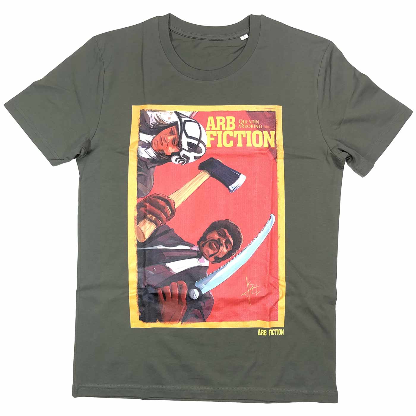 T-shirt Vincent & Jules vert olive avec un grand imprimé coloré sur le devant représentant deux hommes, l’un tenant une hache, l’autre un grand couteau, « ARB FICTION » en jaune en haut à droite et « Quentin Arborino Film » en dessous