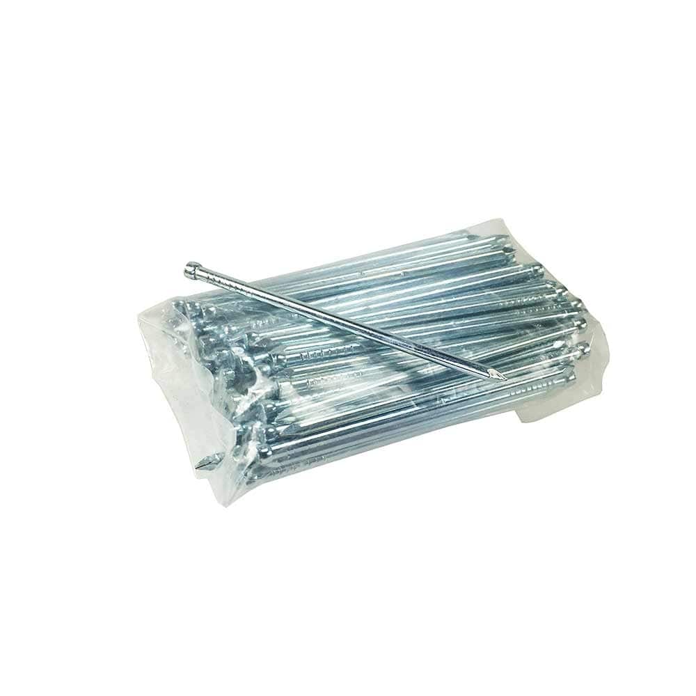 Clous ArboTag dans un emballage en plastique transparent, un clou est lâche dessus