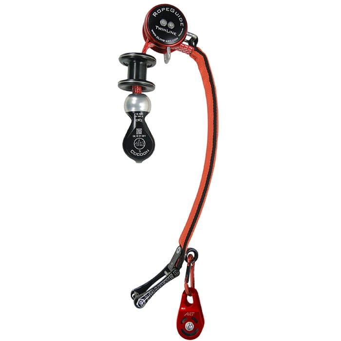 RopeGuide TwinLine avec sangle rouge, partie en métal noir et argenté, poulie rouge et mousqueton noir