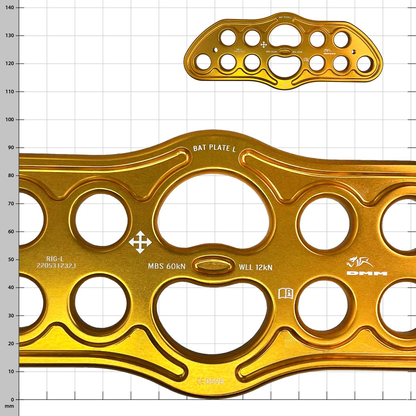 Keanu Trolley Rig Plate Kit, gros plan de la plaque de métal doré avec lettrage sur fond à carreaux
