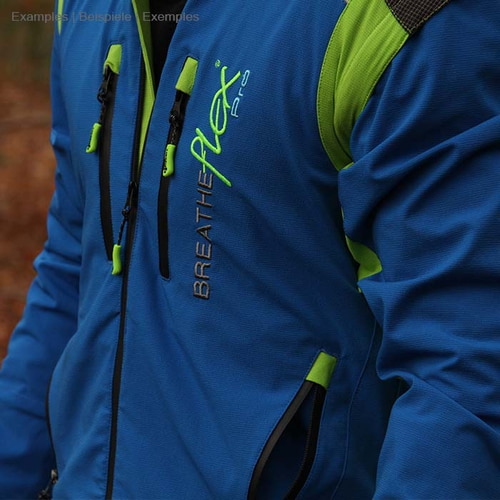 Gros plan de la veste Breatheflex Pro en bleu avec des accents verts, fermetures éclair et lettrage visibles, portée par une seule personne