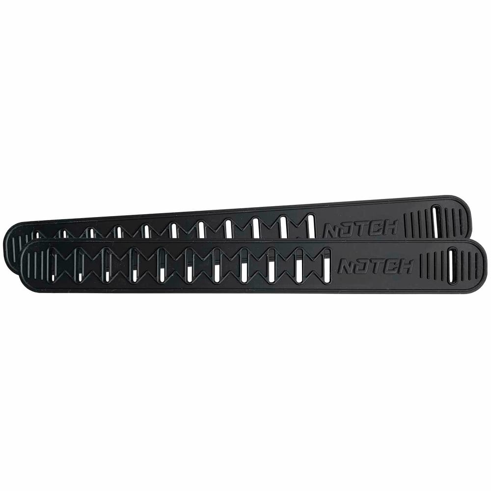 Deux bracelets en caoutchouc Talon noir avec découpes et l’inscription « NOTCH » l’un à côté de l’autre