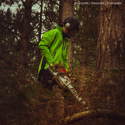 Personne portant une veste smock verte BreatheDry avec un pantalon noir et un casque dans la forêt, tenant une tronçonneuse