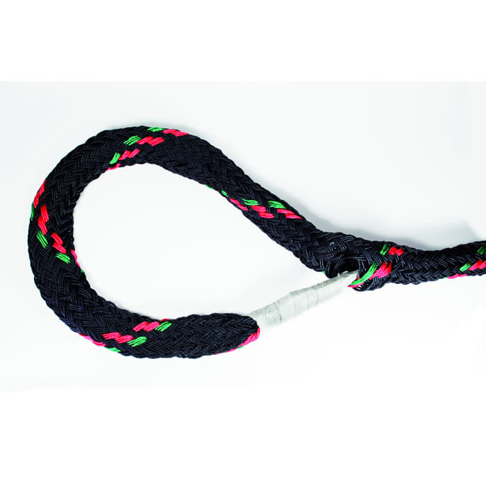 Corde ArboLine 2 t avec des accents rouges et verts, façonnée en une grande boucle et fixée à un endroit avec du ruban adhésif blanc