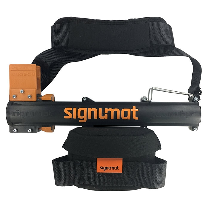 ArboTag Magazine Lite de signumat noir avec lettrage orange, sangle de transport noire et zone rembourrée