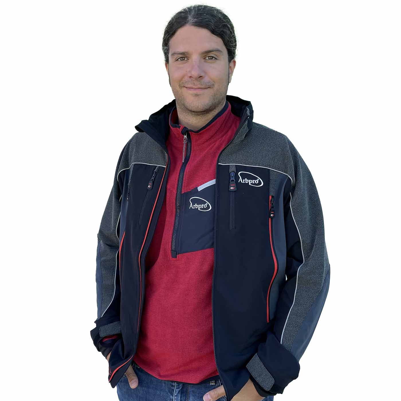 Haut en micropolaire rouge Micro Fleece avec fermeture éclair mi-longueur et poche poitrine noire avec fermeture éclair blanche et logo Arbpro, porté par un homme sous une veste noire et grise avec plusieurs poches zippées et logo Arbpro