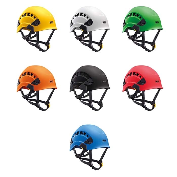 Sept casques Petzl Vertex Vent en jaune, blanc, vert, orange, noir, rouge et bleu avec mentonnières noires et trous d’aération