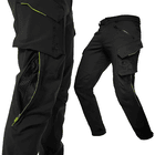 Pantalon cargo Magni Evolution, détail du pantalon de travail noir avec zip et passepoil vert sur le côté