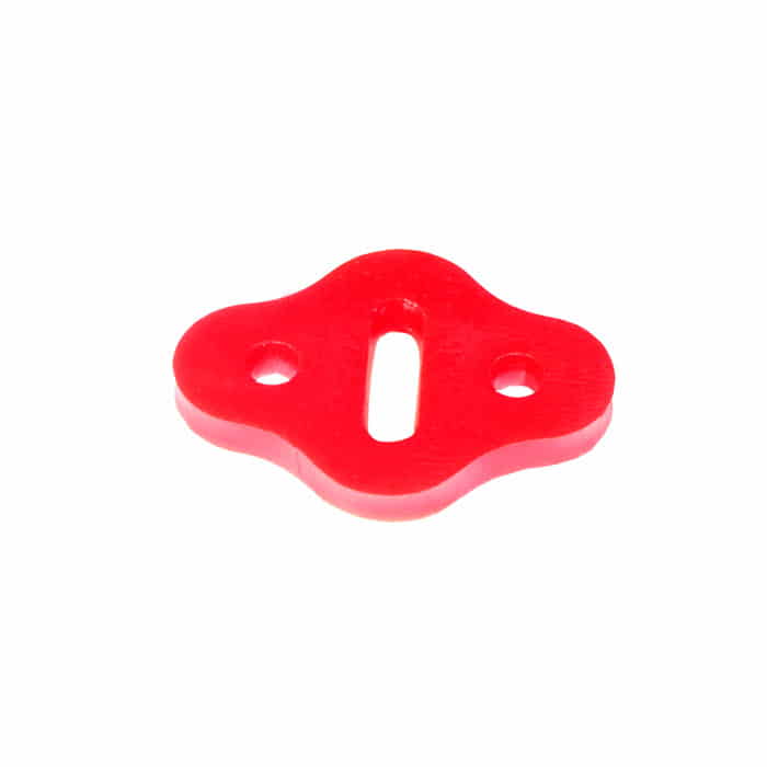 Pièce en plastique rouge pincée avec trois trous et un évidement allongé au milieu