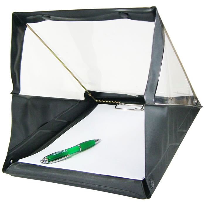 Weather Writer A4, un bloc-notes noir avec un auvent transparent sur lequel reposent un stylo vert et une feuille de papier blanc