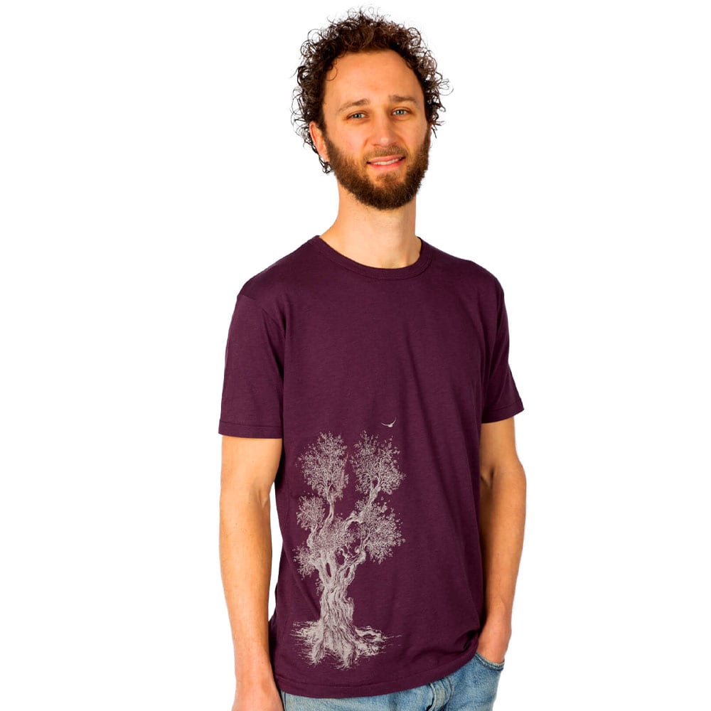 Homme portant un t-shirt violet olivier avec un imprimé arbre blanc sur le devant, nom du produit T-shirt olivier