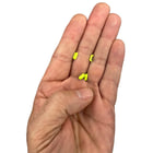 Étiquette NFC matérielle de Scannable, trois petites étiquettes NFC jaune-vert sur la paume de la main d’une personne