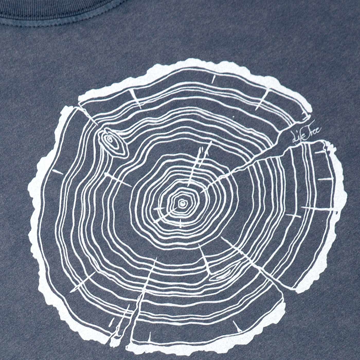 Gros plan d’un tronc d’arbre blanc imprimé sur un t-shirt bleu foncé, nom du produit Treeslice