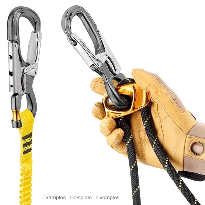 Mousqueton Eashook Open en cours d’utilisation, tenu d’une main avec des gants en cuir, attaché à une corde