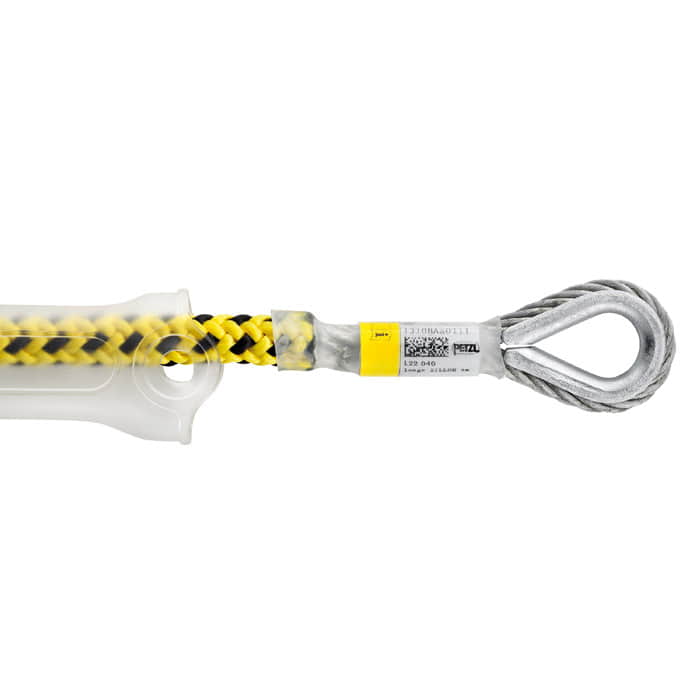 Microflip Rope, gros plan de la corde jaune et noire avec étiquette PETZL et œillet métallique à l’extrémité