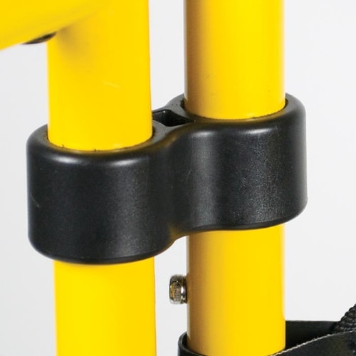 Bague de raccordement Tri-Guard, noire, fixée à deux tiges métalliques jaunes, avec vis apparente et partie d’une sangle noire