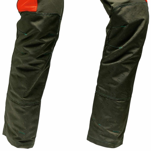Détail du bas des jambes du pantalon de travail Arborist Slim Fit avec matériau renforcé et structures de coutures