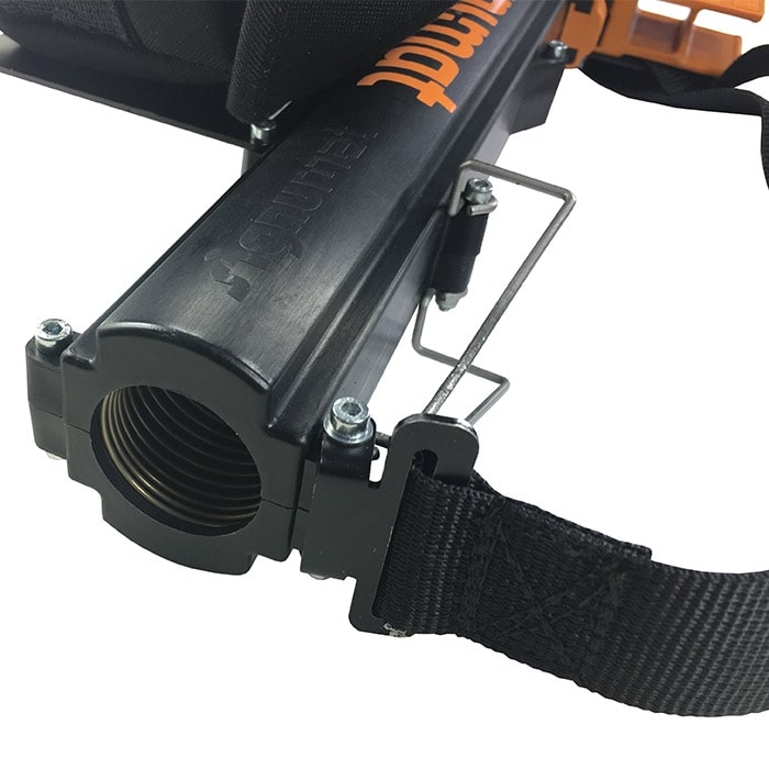 Gros plan du magazine ArboTag noir Lite de signumat avec lettrage orange, support métallique et bracelet noir