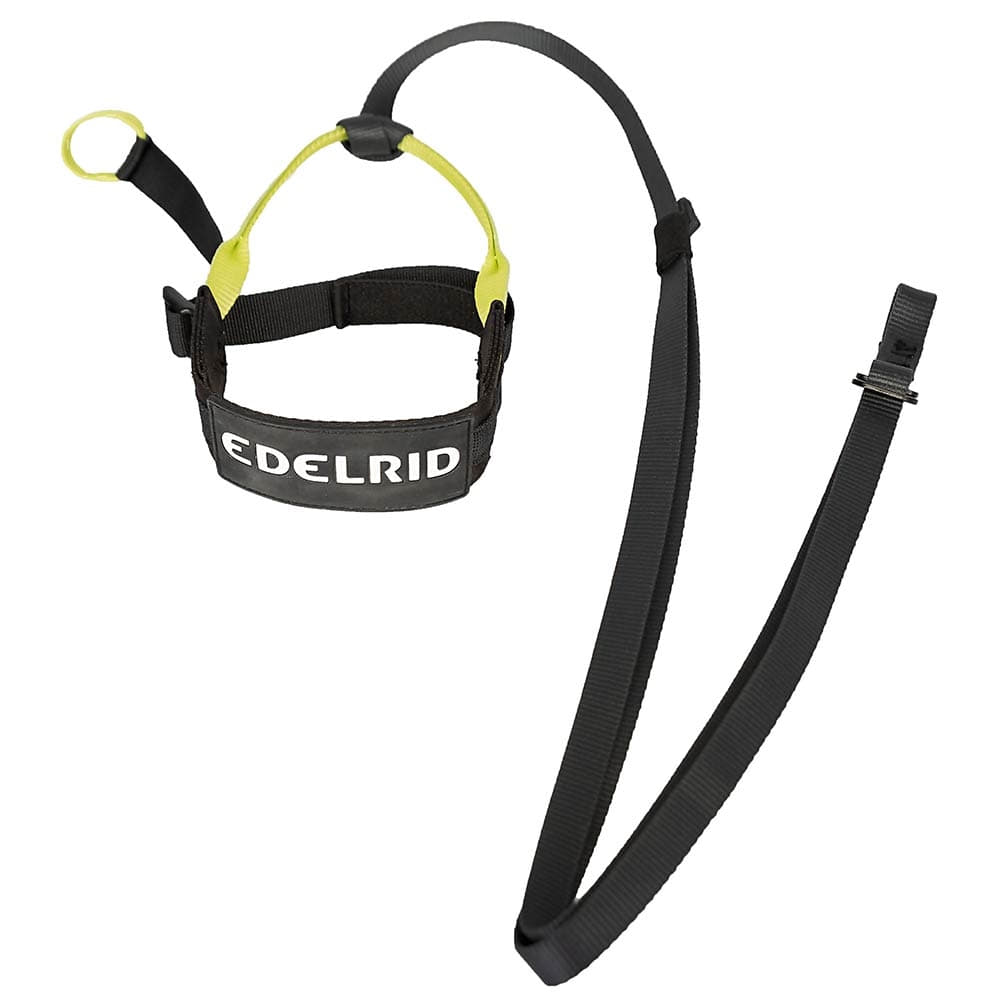 Prostep II d’Edelrid, un ensemble de via ferrata noir et jaune avec harnais et boucles, couché avec le logo Edelrid visible