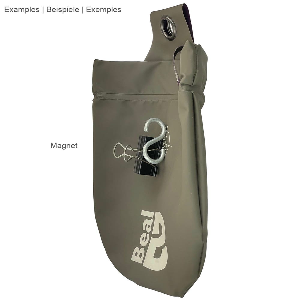 Sac Beal Genius 2 gris avec sangle de fermeture violette et logo blanc sur le devant, avec motif cible, aimant fixé sur le côté avec crochet en métal et clip noir