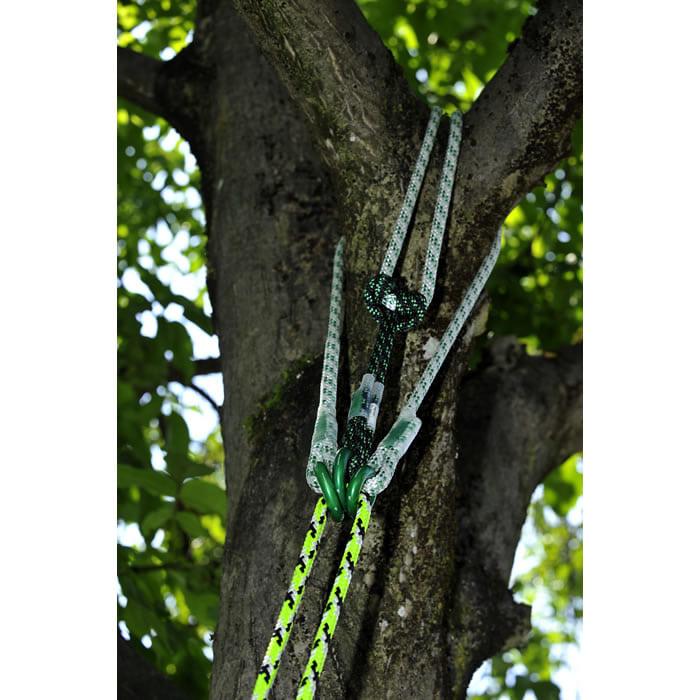 Corde multiSAVER blanc-vert avec anneaux métalliques verts et deux cordes jaune-noir, attachée à un arbre, gros plan
