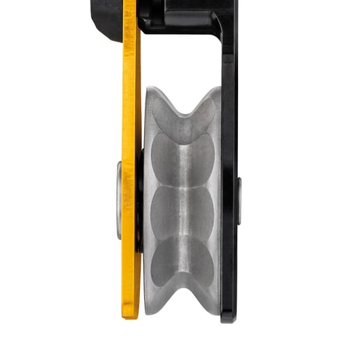 Gros plan de la poulie Petzl Spin L1D de côté avec une rainure visible pour la corde
