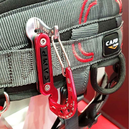 Set de via ferrata d’un kilo de Camp, mousqueton rouge et argent attaché au harnais d’escalade gris avec coutures rouges