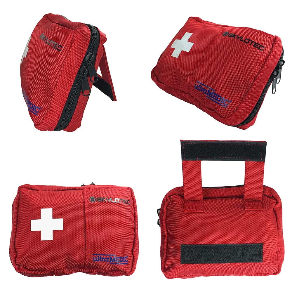 Trousse de premiers secours de Skylotec en quatre vues : vue latérale avec fermeture éclair, vue avant avec croix blanche et logos, vue arrière avec deux boucles rouges et fermeture velcro, et vue oblique avec fermeture éclair, le tout en rouge en tissu r