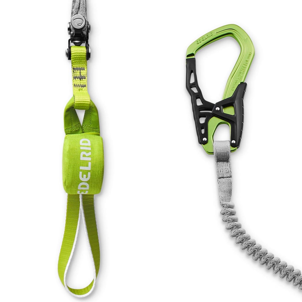 Gros plan d’un ruban textile vert avec le logo EDELRID et d’un mousqueton vert et noir avec une corde élastique grise