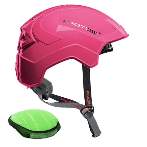 Casque d’escalade PROTOS® en rose avec mentonnière grise et noire, à côté d’un insert vert