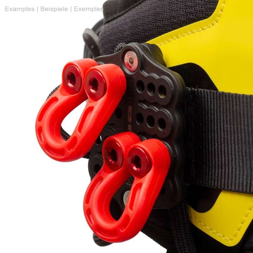 Petits crochets en plastique rouge escamotables attachés à la pièce d’engrenage noire et jaune avec sangle noire, nom du produit visible