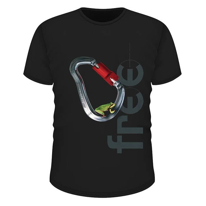 T-shirt noir avec un imprimé mousqueton argenté avec une fermeture rouge et une petite grenouille verte à l’intérieur, à côté se trouve le lettrage « free » en gris, nom du produit Tree Frog